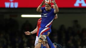 Le 2e ligne du XV de France Paul Willemse capte un ballon en touche face au pays de Galles, lors du Tournoi des Six nations, le 11 mars 2022 au Principality Stadium à Cardiff