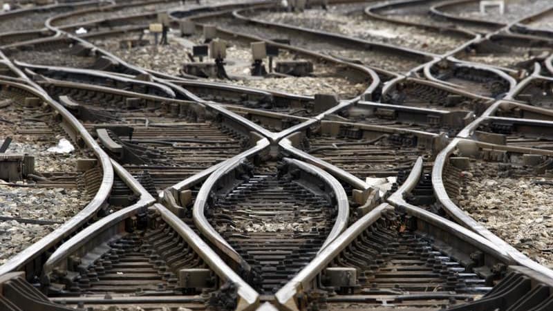Réseau Ferré de France (RFF) et SNCF vont être regroupés au sein d'un groupe public intégré, une réforme annnoncée par le gouvernement, qui vise à retrouver l'équilibre financier et à créer un "champion européen" du secteur ferroviaire.