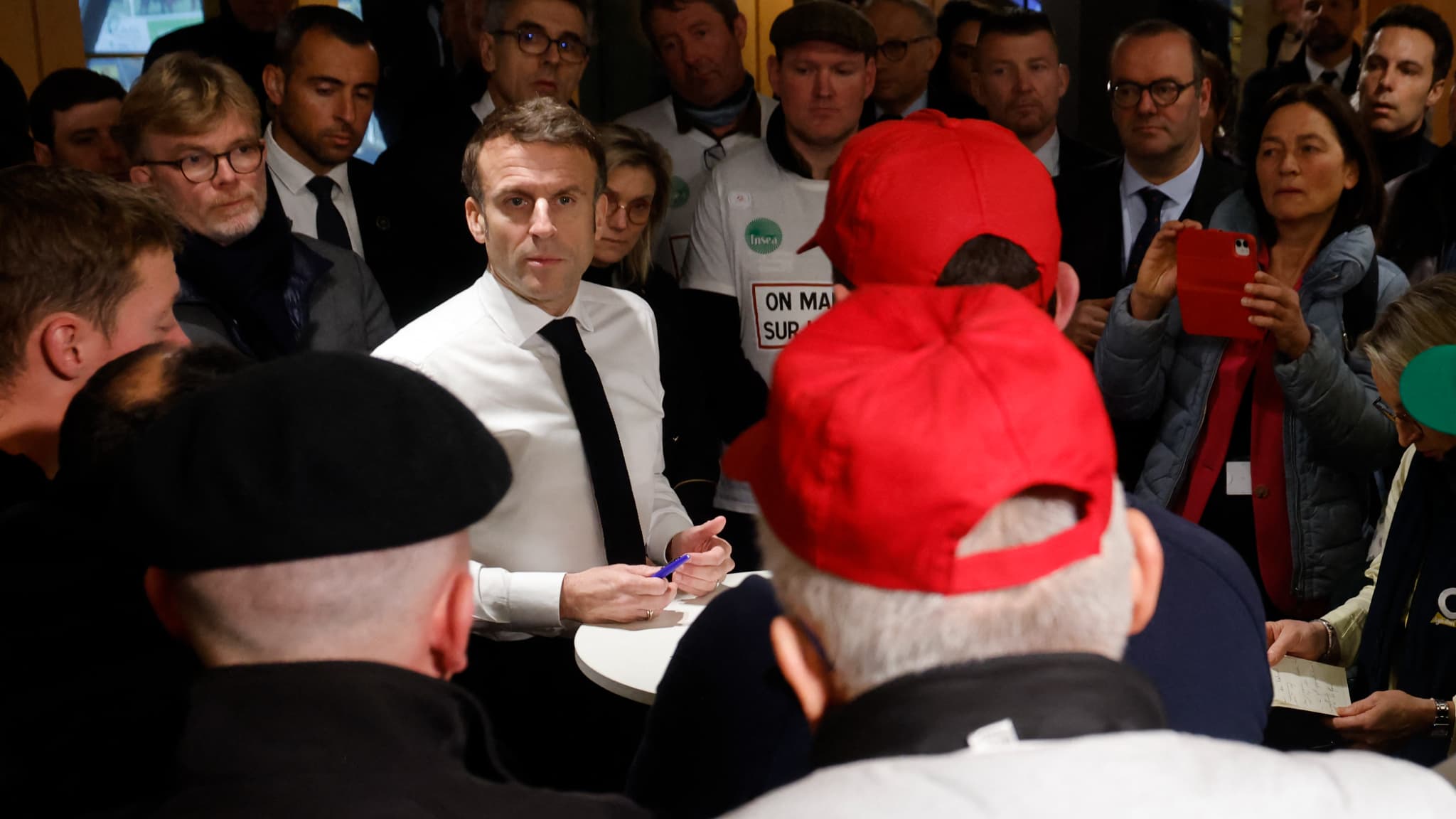 Emmanuel Macron débat avec des agriculteurs. 