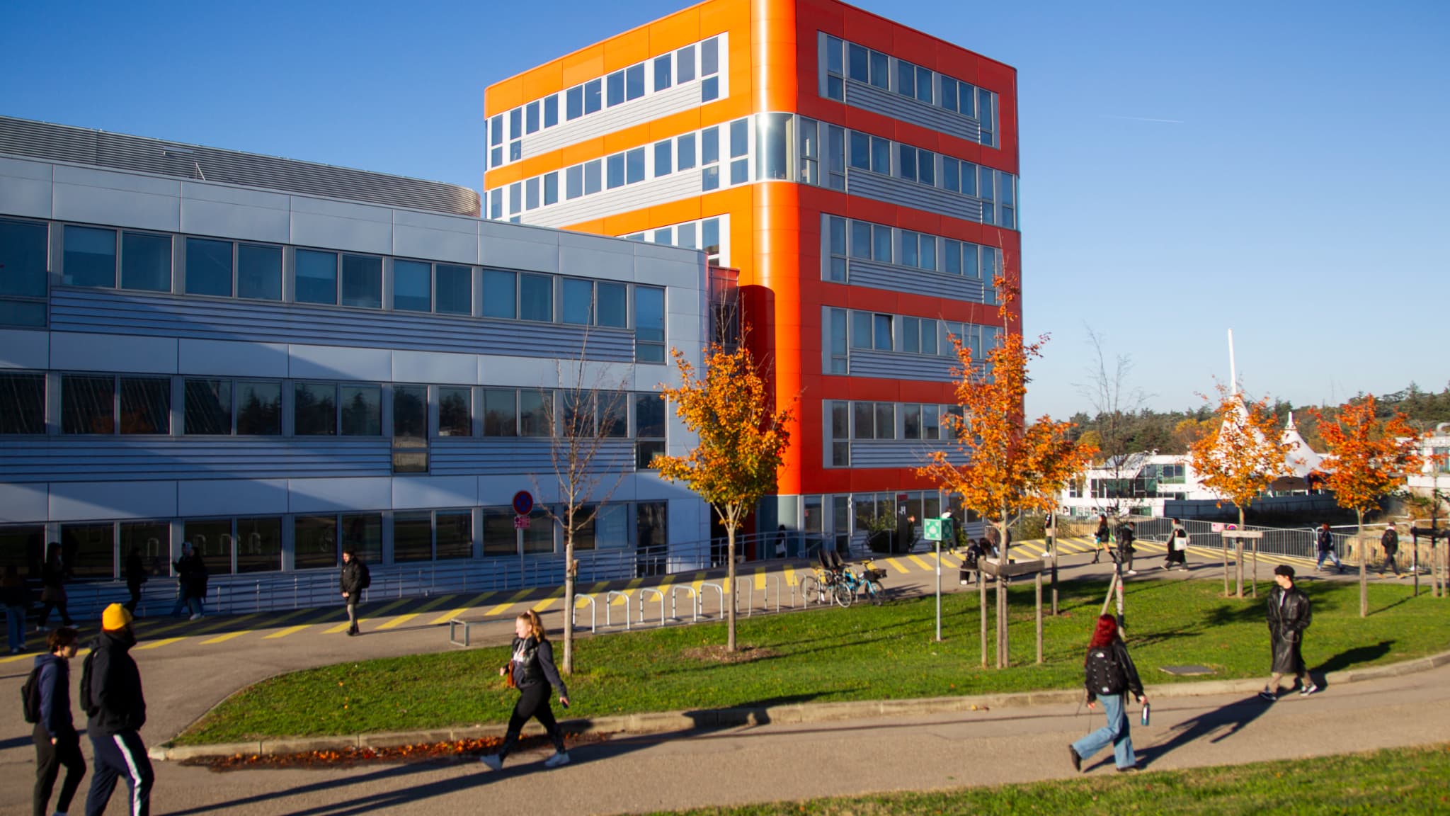 INFO BFM LYON. BARRES DE FER, PALETTES... UNE CINQUANTAINE DE PERSONNES ONT TENTÉ DE BLOQUER LE CAMPUS DE LYON 2 À BRON