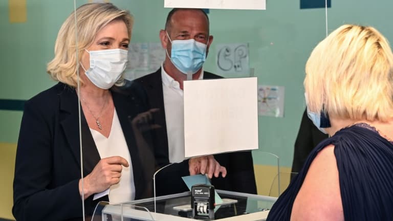 La président du Rassemblement National (RN) Marine Le Pen vote au 1er tour des régionales à Hénin-Beaumont en présence du maire de la ville Steeve Briois (d), le 20 juin 2021