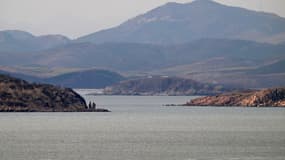 Le littoral nord-coréen depuis un point de vue situé sur l'île sud-coréenne de Yeonpyeong, près de la "ligne de démarcation nord" avec la Corée du Nord, le 8 janvier 2024.