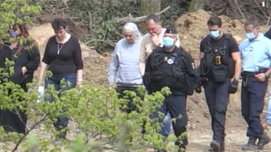 L'ex-femme de Michel Fourniret, Monique Olivier (sweat gris) lors de l'opération de recherche des restes d'Estelle Mouzin, dans le bois d'Issancourt-et-Rumel, le 28 avril 2021. 