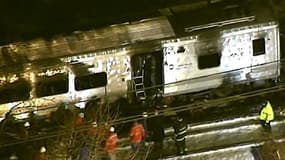Les voitures de tête du train ont brûlé dans la collision. 