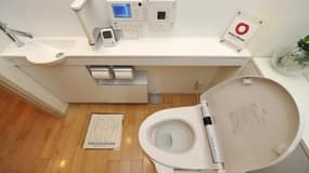 Des toilettes "intelligents" conçus par Toto pour Daiwa House, dans un salon à Tokyo, le 19 août 2010