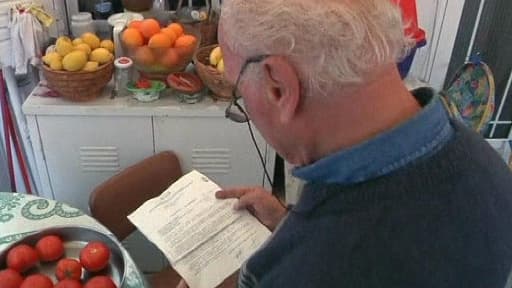 Dans une lettre de la banque, George découvre des impayés à hauteur de 1.400 euros et une menace de saisies.