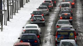 Embouteillage sur une route enneigée à Dortmund, dans l'ouest de l'Allemagne. De fortes chutes de neige ont encore semé le chaos jeudi dans le nord de l'Europe, notamment dans le secteur des transports. /Photo prise le 2 décembre 2010/REUTERS/Ina Fassbend
