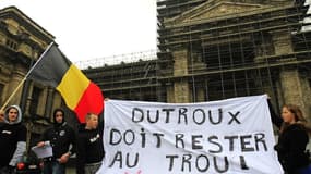 Manifestation devant le Palais de Justice à Bruxelles contre Marc Dutroux. La mère du pédophile belge estime que son fils passera à nouveau à l'acte en cas de libération conditionnelle, dans une interview publiée lundi à quelques heures d'une décision de