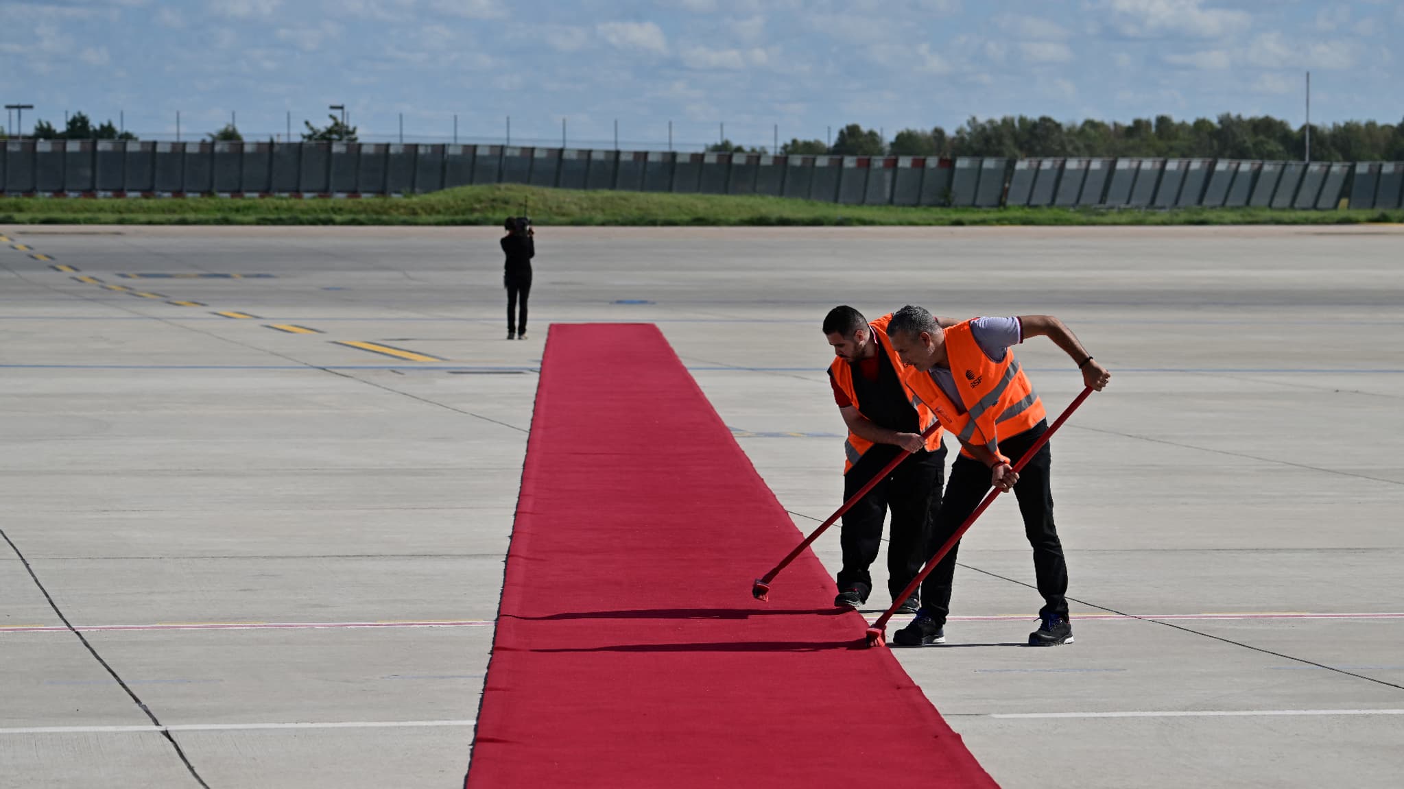 Le tapis rouge déployé à Orly, pour accueillir le roi Charles, le 20 septembre 2023.