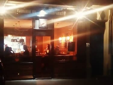 La toute petite salle de "Mangez et cassez-vous" dans le 11ème arrondissement de Paris.