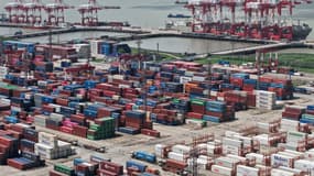 Cette photo aérienne montre des conteneurs au port international de Shanghai, le 7 novembre 2025.