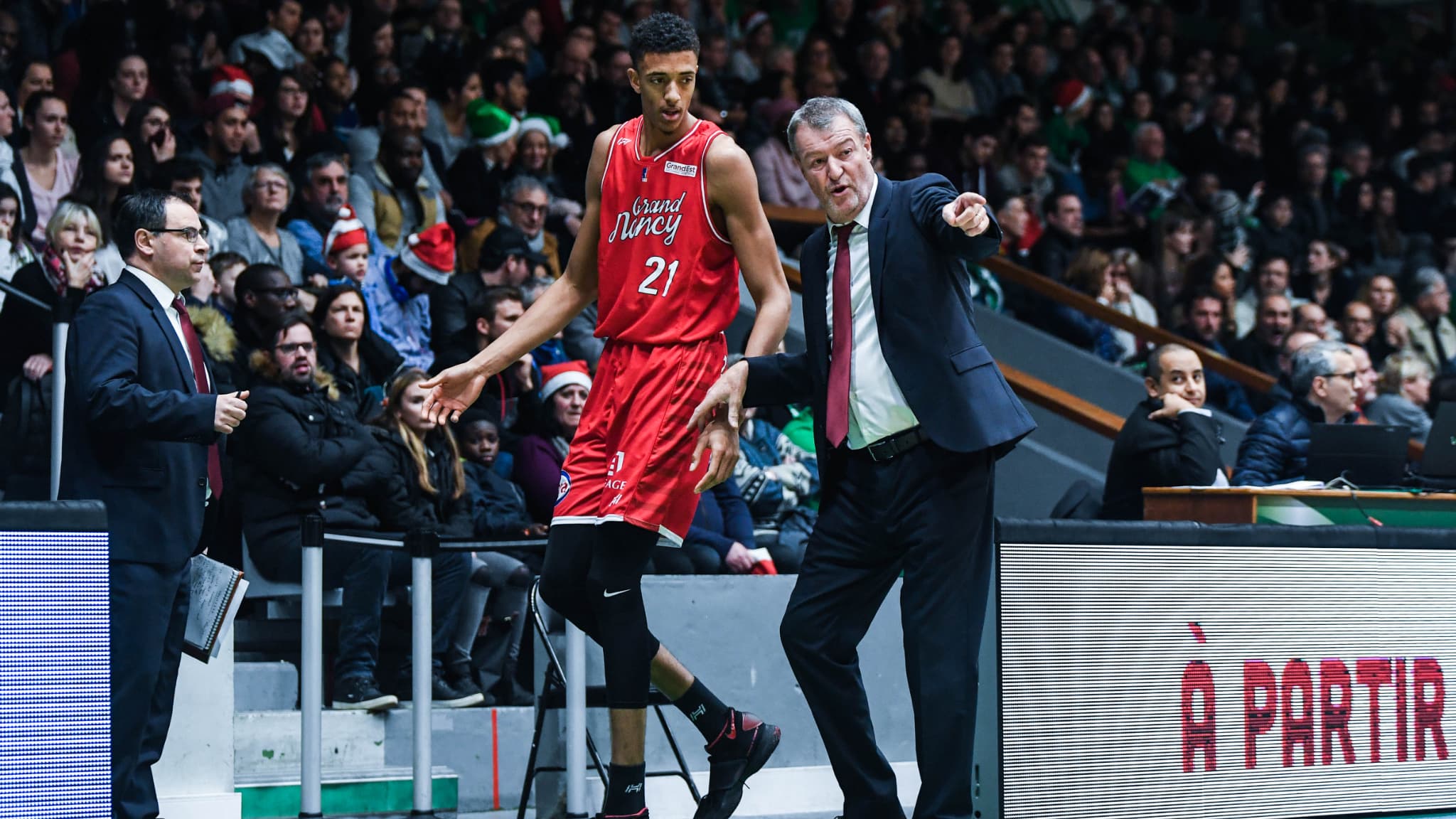 Jonathan Jeanne et son coach à Nancy, Gregor Beugnot, lors d'un match de Pro A contre Nanterre, le 27/12/2016