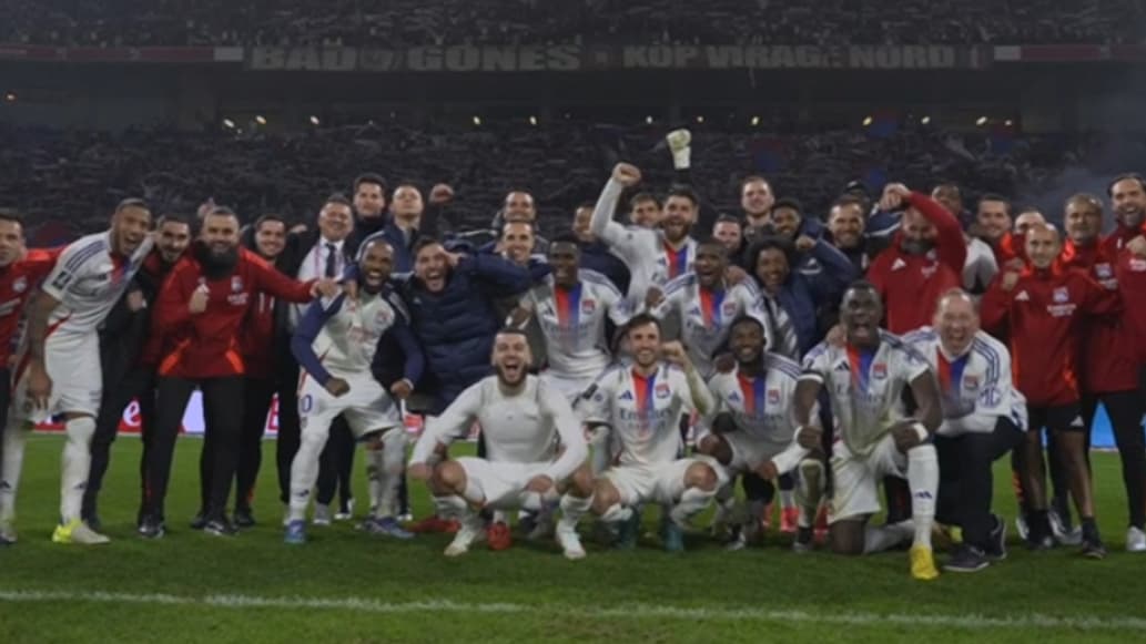 La photo de groupe de l'OL avec staff et dirigeants pour fêter le derby, 10 novembre 2024