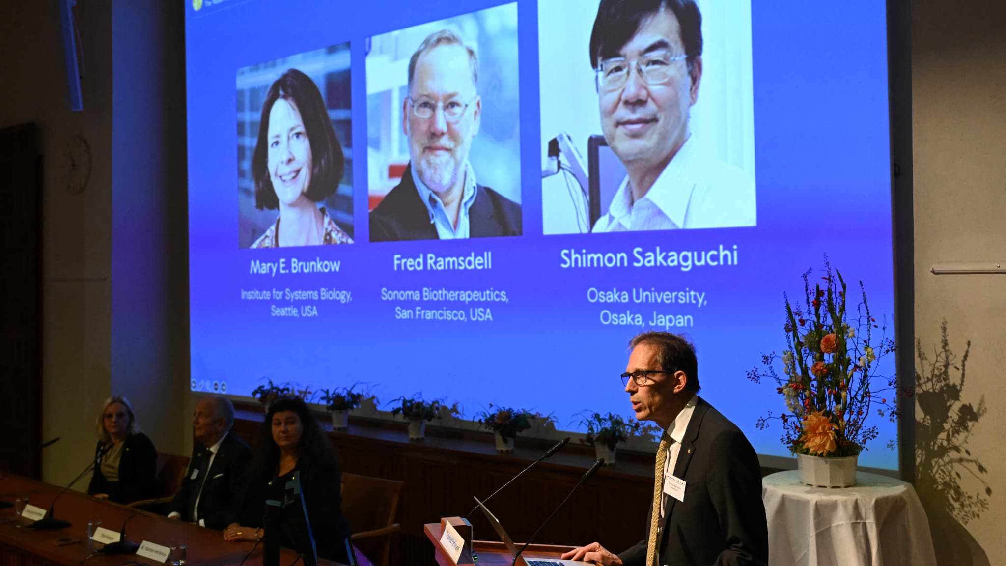 UN TRIO DE CHERCHEURS REMPORTE LE PRIX NOBEL DE MÉDECINE POUR LEURS DÉCOUVERTES SUR LE SYSTÈME IMMUNITAIRE