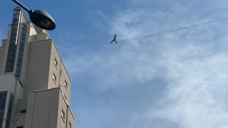 Les images des funambules, suspendus à 60 mètres de haut, entre des gratte-ciel à Villeurbanne