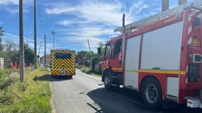 Des pompiers mobilisés lors de l'accident entre un TER et une voiture ce jeudi 8 août dans le Rhône.