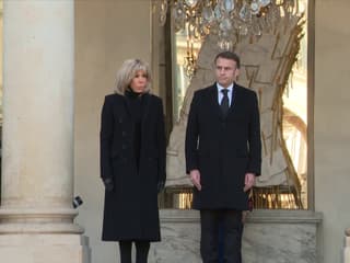 Emmanuel et Brigitte Macron observent la minute de silence en hommage à Mayotte, depuis l'Élysée