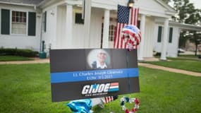 Une pancarte en hommage au policier Charles Joseph Gliniewicz, surnommé "G.I. Joe", devant la maison funéraire où a il a été enterré le 7 septembre 2015, à Fox Lake dans l'Illinois