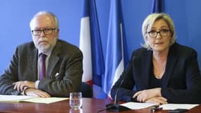 Marine Le Pen et Wallerand de Saint-Just lors d'une conférence de presse sur la fermeture des comptes bancaires du Front national par la Société générale, le 22 novembre 2017 à Paris