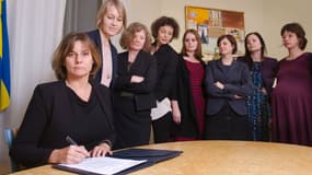 La numéro 2 du gouvernement suédois, Isabella Lövin, signe un projet de loi, entourée uniquement de femmes