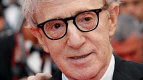 Le réalisateur Woody Allen pose avant la montée des marches du palais des festivals de Cannes, l'année dernière. Son film "Midnight in Paris" fera l'ouverture du festival en mai prochain. /Photo prise le 15 mai 2010/REUTERS/Jean-Paul Pélissier