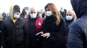 Marlene Schiappa s'entretient avec des migrants lors de sa visite dans leur camp à Calais, le 1er décembre 2021.