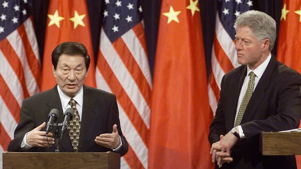 Le Premier ministre chinois Zhu Rongji (à gauche) répond aux questions des journalistes lors d'une conférence de presse conjointe avec le président américain Bill Clinton, le 8 avril 1999, à l'ancien bâtiment du Bureau exécutif à Washington. Clinton offrira un dîner d'État en l'honneur de Zhu plus tard dans la journée, le même jour, à la Maison-Blanche à Washington.