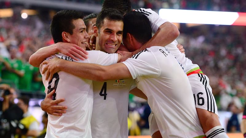 Rafael Marquez célébré par ses coéquipiers