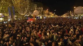 L'avenue des Champs-Elysées s'est illuminée ce dimanche soir.