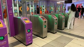 Des portiques dans le métro lillois.