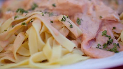 Dans un plat préparé de pâtes au saumon, quelle part de poisson consomme-t-on vraiment?