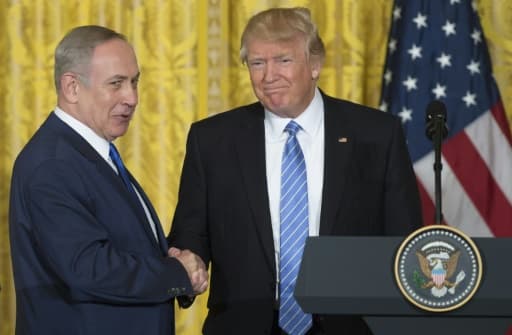 Le Premier ministre israélien Benjamin Netanyahu (g) et le président américain Donald Trump, le 15 février 2017 à la Maison Blanche, à Washington Le Premier ministre israélien Benjamin Netanyahu (g) et le président américain Donald Trump, le 15 février 2017 à la Maison Blanche, à Washington