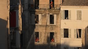 Des marins-pompiers intervenant le lundi 10 avril 2023 dans la rue de Tivoli après l'effondrement de deux immeubles à Marseille.