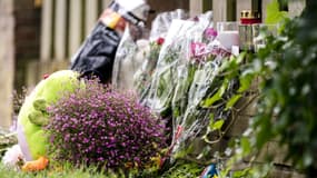 Des bougies et des fleurs déposées devant la maison où le corps de Gino, 9 ans, a été retrouvé trois jours après avoir disparu d'une aire de jeux le 2 juin 2022, à Geelen aux Pays-Bas.