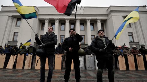 Les opposants au pouvoir se tiennent devant le Parlement ukrainien le 22 février 2014.