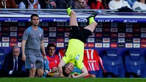 L'arbitre de touche chute lors du match de Liga entre l'Espanyol et l'Atlético de Madrid, le 29 mars 2025