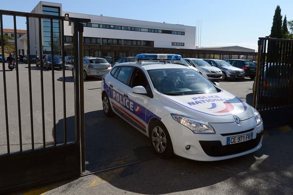 Une voiture de police quitte les locaux de la Bac Nord de Marseille, le 2 octobre 2012, après l'interpellation de plusieurs membres de l'unité.