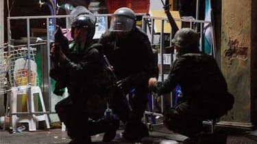 Militaires thaïlandais lors d'affrontements avec des manifestants anti-gouvernementaux dans les rues de Bangkok. Des heurts entre l'armée et les "chemises rouges" de l'opposition ont fait huit morts - quatre civils et quatre soldats - et 242 blessés samed
