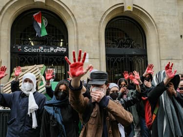 Les manifestants lèvent les mains enduites de peinture rouge pour symboliser le sang alors qu'ils participent à une manifestation devant l'Institut d'études politiques (Sciences Po Paris) occupé par des étudiants, en soutien aux Palestiniens, à Paris le 26 avril 2024.