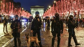Les policiers sur les Champs-Elysées à Paris, le 22 décembre 2018.