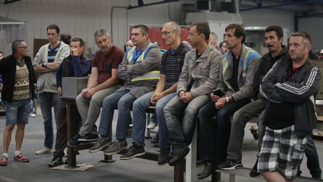 Des employés de GM&amp;S réunis avant l'assemblée générale dans l'usine La Souterraine, au nord de Limoges, le 29 juin 2017