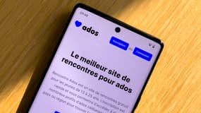 Le site Rencontre Ados, affiché sur un smartphone