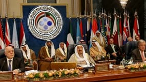 Le Premier ministre irakien Haider al-Abadi (à gauche), l'émir du Koweït cheikh Sabah Al-Ahmad Al-Sabah (au centre) et le secrétaire général des Nations unies Antonio Guterres lors de la conférence internationale sur la reconstruction de...
