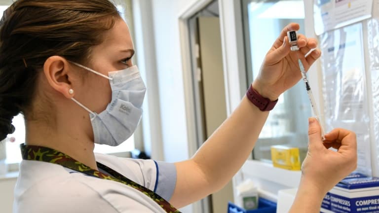 Dans un centre de vaccination contre le Covid-19 à l'hôpital militaire Bégin à Saint-Mandé, près de Paris, le 7 mars 2021