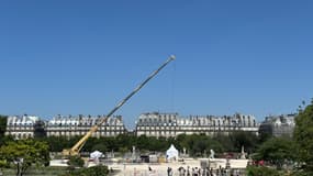 Le chantier de réinstallation de la vasque olympique aux Tuileries le 30 mai