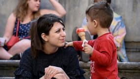 Nour, une réfugiée syrienne qui faisait partie des 12 Syriens ramenés par le pape François de Lesbos, et son fils Riad, le 5 avril 2017 à Rome