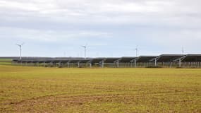 Une ferme solaire avec des panneaux photovoltaïques en Vendée le 24 janvier 2025