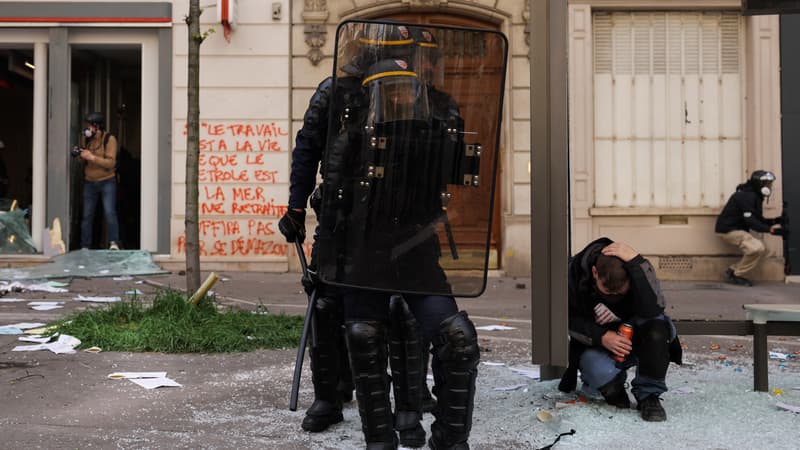 Des CRS lors de la manifestation parisienne du 6 avril 2023 contre la réforme des retraites