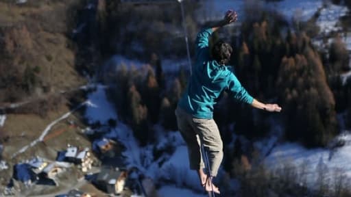 Tancrède Melet, effectuant une traversée à 380 mètres au dessus du vide, dans le domaine de la Vanoise.