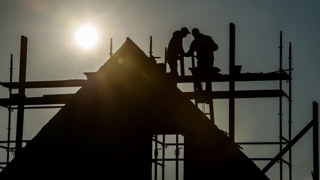 La construction de logements est toujours en hausse mais ralentit , montre les chiffres publiés vendredi par le ministère du Logement.